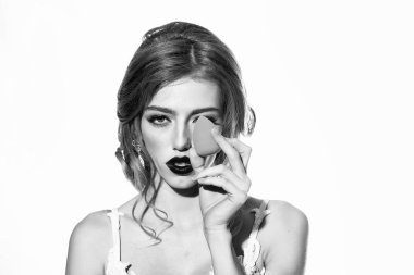 Makyaj süngeri olan kadın.