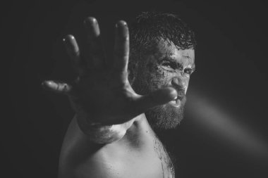 Kanlı sakallı hippi olun jest siyah arka plan üzerine durdurmak