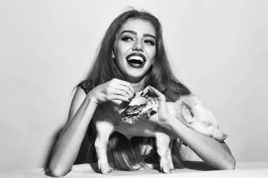 Burger ve pigglet kadın ile