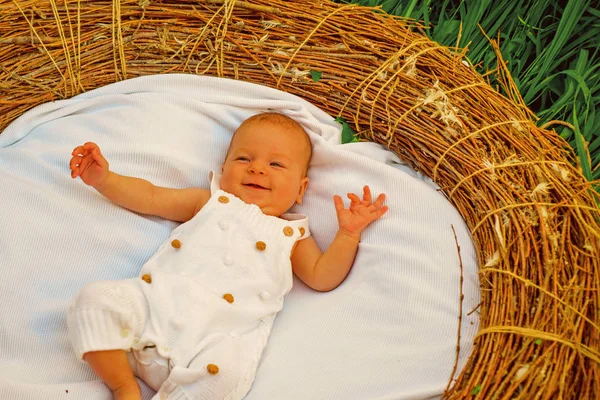 작은 아기 침대에서. 신생아 아기 깨어입니다. 작은 소녀 또는 소년. 신생아 수 유 일정입니다. 주문형 귀하의 신생아를 피드. 보안, 신뢰 및 안락의 신생아 감각을 만들려고 먹이 사용 — 스톡 사진