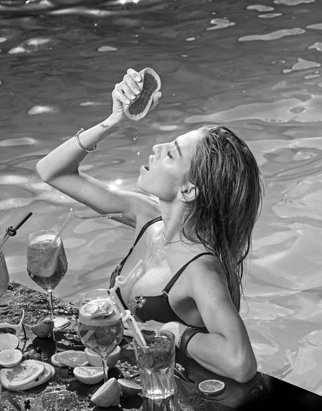 Trinken Sie frischen Vitaminsaft, Diät. Cocktail mit Früchten bei sexy Mädchen im Pool auf den Malediven. Modefrau mit erfrischendem Alkohol in Miami. Poolparty entspannen im Kurort. Sommerurlaub und Schwimmen auf See. — Stockfoto