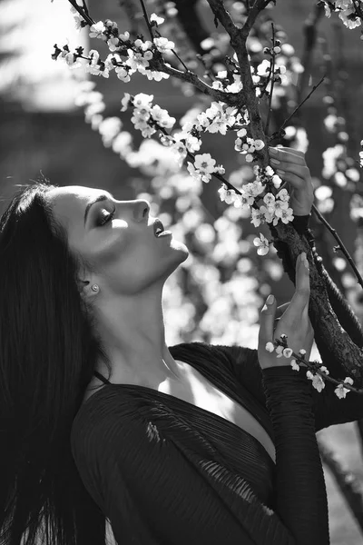 Mulher com flor de primavera — Fotografia de Stock