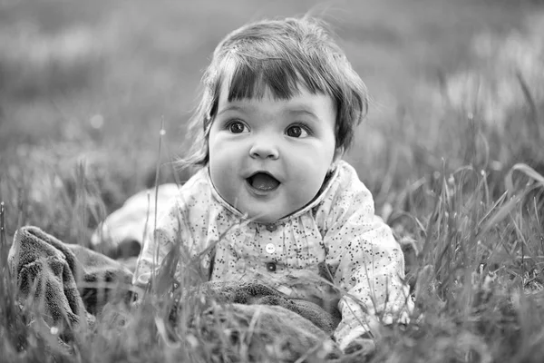 Schattige babymeisje op groen gras — Stockfoto