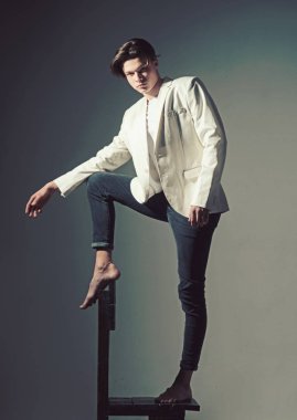 Modern erkek. Saç stili ve cilt bakımı. Güzellik ve moda. Trendy bir görünüm olan adam. Gizem göz moda adam. Funky güzellik. stil ikonu. Genç ve kaygısız. Denim stil moda modeli