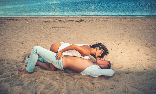 Casal em roupas brancas em uma praia tropical em Maldivas . — Fotografia de Stock