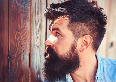 Sakalı kendimi sevmiyorum. Sakal moda trendi. Moda sakal ve bıyık yakışıklı adam. Şık saçlı sakallı adam. Kuaför dükkanı veya berber dükkanı. Kuaför içinde önemli bir hayat mans