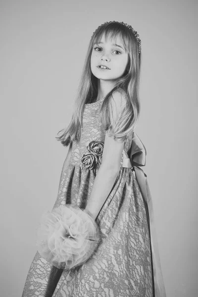 Niña en vestido de moda, baile de graduación. niña o niño en vestido de fiesta . —  Fotos de Stock