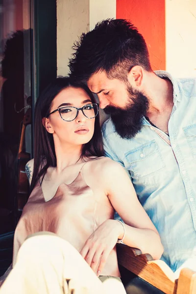 Modelos de moda. Novia y novio en relaciones de amistad. Pareja enamorada. Un par de amantes con estilo de moda. Mujer sensual y hombre barbudo en las relaciones amorosas. Sus propias tendencias de moda —  Fotos de Stock