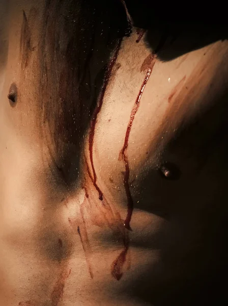 Хэллоуин мускулистая грудь человека зомби с кровью — стоковое фото