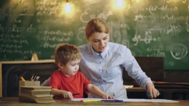 Okul çocuk okulda sınıfta öğretim öğretmen. Öğretmen sınıfta. 4 k ilkokul çocukları sınıfta yardımcı öğretmen ile çizim.