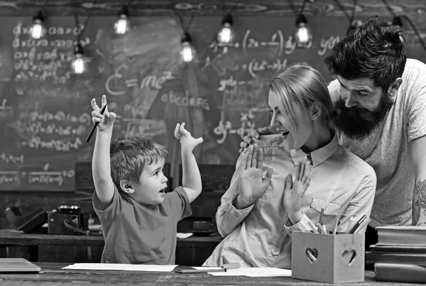 행복 한 가족 페인트 종이에 펠트 펜에. 함께 그림을 즐길 수 있습니다. 창의력과 개발 어머니와 아버지와 아들 책상에 앉아. 여자와 남자 그림 작은 아이 연구 — 스톡 사진