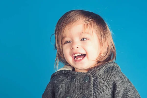 Pequena gracinha. infância e felicidade. outono e primavera criança moda. a divertir-se. criança menina sorrindo. pequena menina feliz. Outono divertido. desfrutando de tempo livre — Fotografia de Stock