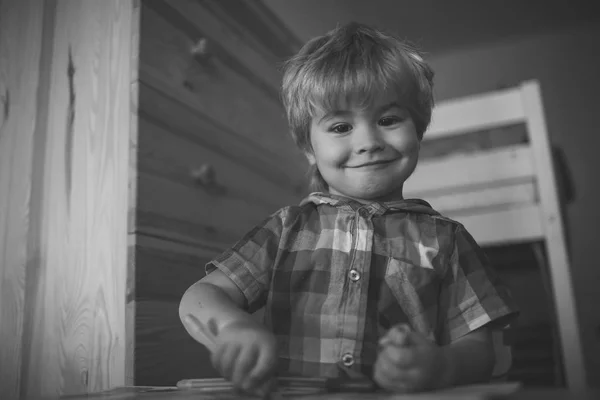 Enfant ou blonde heureux garçon peinture avec stylo feutre . — Photo