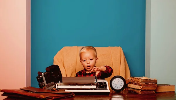 アルカイズム タイプとスタイル。オフィスの机でヴィンテージ タイプライター アルカイズムのタイプを打つ少年 — ストック写真