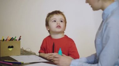 Beyaz bir arka plan üzerinde izole bir öğretmen ile çizim çocuk. Öğretmen sınıfta. 4 k ilkokul çocukları sınıfta yardımcı öğretmen ile çizim. Öğretmen ve öğrenci. Okula dönüş.