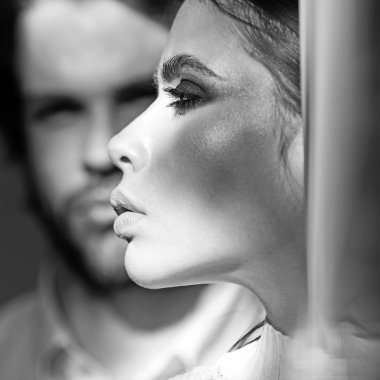 Kız makyaj yüz cilt üzerinde arka plan bulanık erkek arkadaşıyla