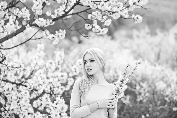 Bellezza e natura, ragazza che tiene rami di fiori bianchi, in fiore — Foto Stock