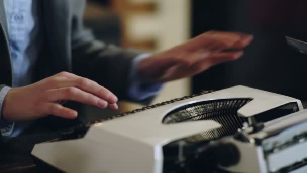 Close up van schrijvers handen prints op vintage typemachine. Op de oude schrijfmachine te typen. 4 k. scheve concept. Leraar in de klas. — Stockvideo