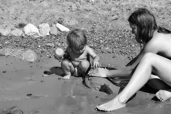 Madre giocare con ragazzo su sabbia — Foto Stock