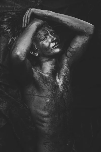 Uomo con busto nudo ricoperto di vernice argento scintillante , — Foto Stock
