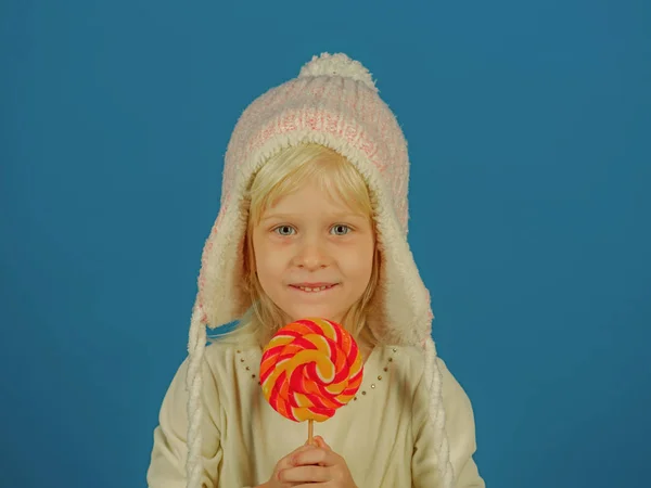 Γλυκατζής. Μικρό κορίτσι κρατήστε γλειφιτζούρι στο stick. Παιδάκι με το γλειφιτζούρι γλυκό. Ευτυχισμένος καραμέλα κορίτσι. Ευτυχισμένη παιδική ηλικία τροφίμων — Φωτογραφία Αρχείου