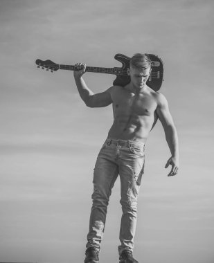 Kas gövde ile bir dakika dostum elektro gitar üzerinde mavi gökyüzü