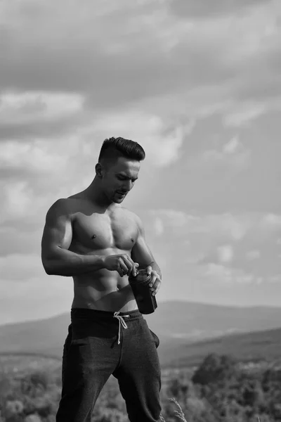 Hombre muscular posando con botella de agua — Foto de Stock