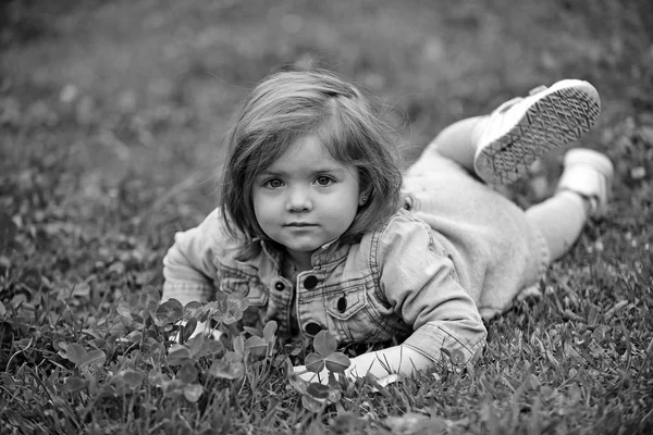 Mała dziewczynka relaks na wiosenny lub letni dzień odkryty — Zdjęcie stockowe