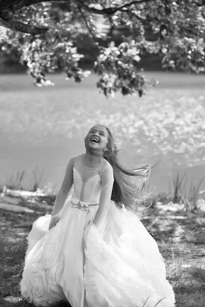 Μικρό κορίτσι σε λευκό φόρεμα εξωτερική — Φωτογραφία Αρχείου