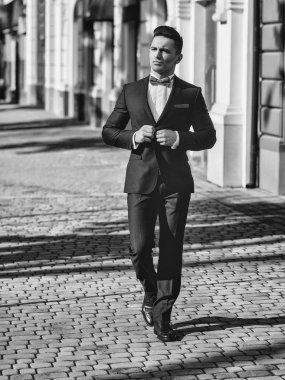 Takım elbiseli genç adam. 