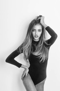 Sexi siyah elbise uzun saçlı çok seksi kız