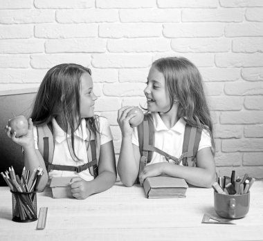 Geri okul ve evde eğitim için. Küçük kızları öğle tatilinde elma yerim. Kız okul zamanı. Dostluk bilgi gün sınıfta küçük kız kardeş. Mutlu okul çocukları derste, Eylül 1