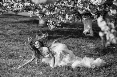 Çim bloom ile üstünde şehvetli kadın