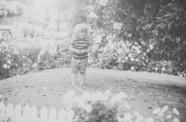 Bebek veya küçük çocuk beyaz ahşap çit açık mutlu