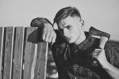 Kareli gömlekli balta tutan genç yakışıklı adam