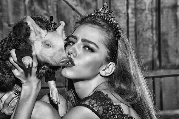 Jovem mulher e porco — Fotografia de Stock