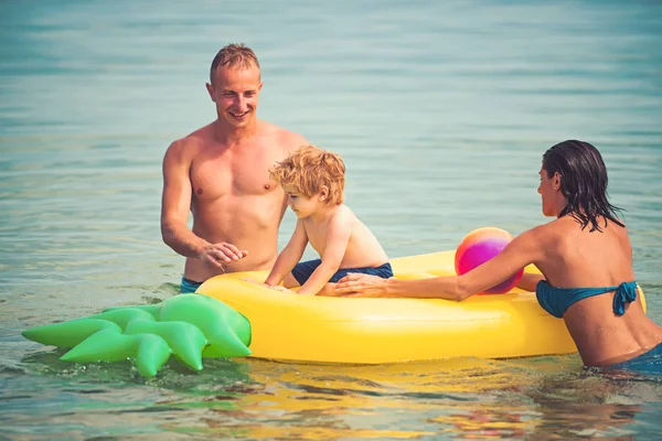 夏休み、海への旅行。水で幸せな家族の夏休み. — ストック写真