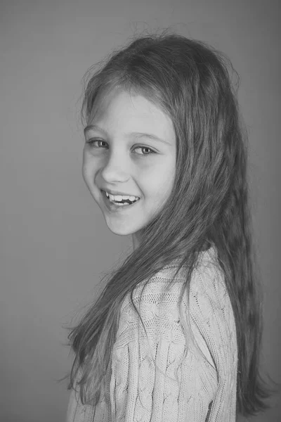 Stilvolle kleine süße Mädchen. Sie ist blau gekleidet. auf dem Hintergrund der grauen Farbe — Stockfoto
