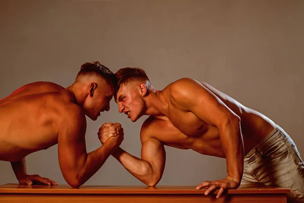 Energiek en vol kracht. Twins mannen concurreren tot overwinning. Wraak in de sport. Twins concurrenten arm worstelen. Mannen concurrenten proberen te winnen van overwinning of wraak. Sterkte vaardigheden — Stockfoto