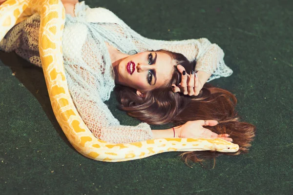 Γυναίκα ομορφιά Χαλαρώστε με albino python. Ομορφιά μοντέλο με μακιγιάζ προσώπου και κίτρινο φίδι. — Φωτογραφία Αρχείου