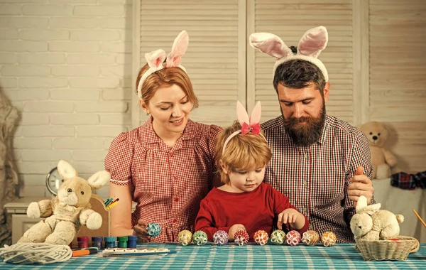 Paskalya, anne, baba ve çocuk bunny kulaklar. — Stok fotoğraf