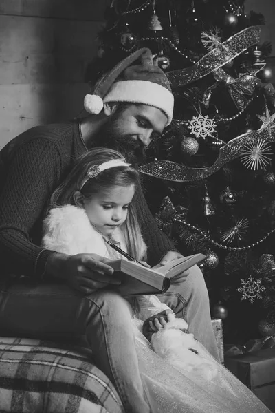 Weihnachtsmann-Kind und bärtiger Mann am Weihnachtsbaum. — Stockfoto