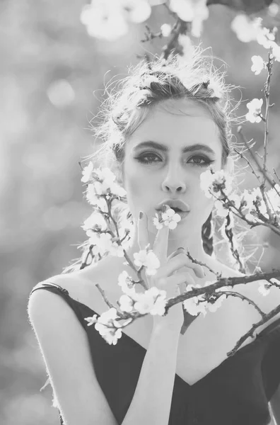 Krásná dívka v parku na jaře s květy — Stock fotografie