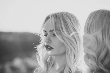 Özgürlük, ilişkiler ve aile değerleri.