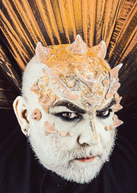 Dikenler veya siğiller, baş yüz pırıltılar ile kaplı, yakın çekim. Fantezi kavramı. Uzaylı, iblis büyücü makyaj. Sakallı canavar makyaj ile komuta sizde. Altın yaka, siyah arka plan ile iblis.