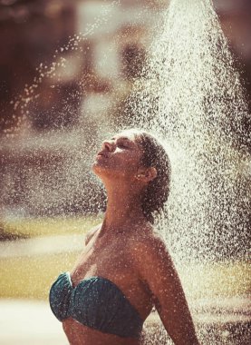 Tropikal duş seksi kadının üzerinde Maldivler. ferahlık ve hijyen spa resort üzerinde. Mutlu seksi kız Karayip Denizi üzerinde duş al. seksi kadın su veya yağmur altında yıkama bırak. Yaz tatil ve seyahat.