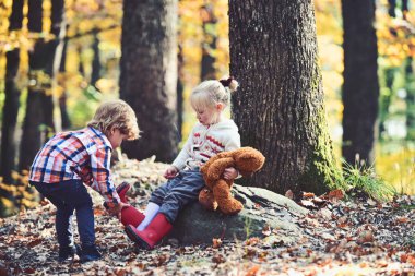 Kardeşler birbirimizi gözetmek. Kardeş duygu bakmakta ve aşk, arkadaş portresi
