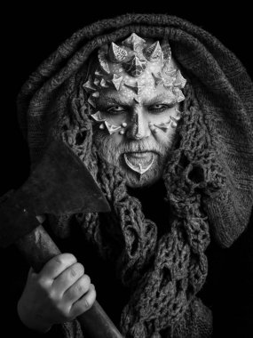 Adam elinde balta ile