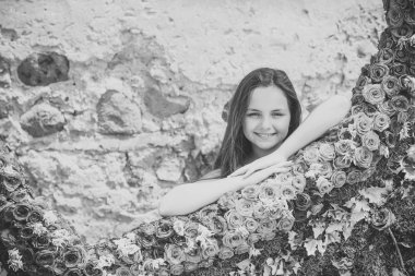 Çocuk pozuyla çiçek düzenleme, Bahar, yaz sezonu