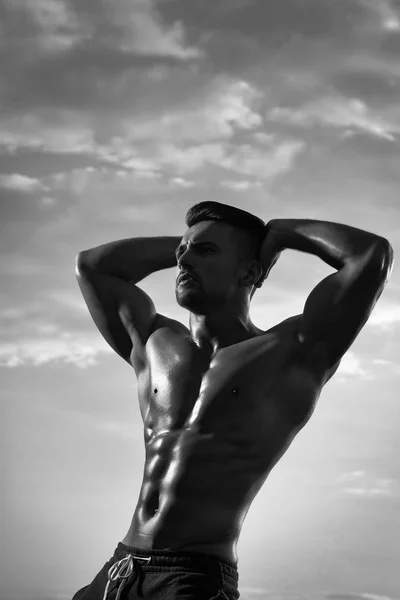 Sexy musculoso hombre en el cielo fondo — Foto de Stock